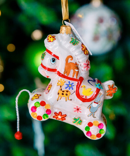 Rocking horse with flowers  1k0a7541