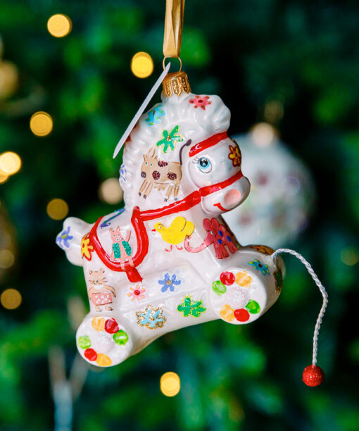 Rocking horse with flowers  1k0a7543