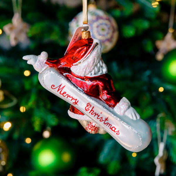 Santa on snowboard 1k0a7553