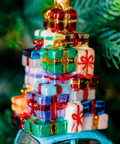 Toy car with gifts  1k0a7587