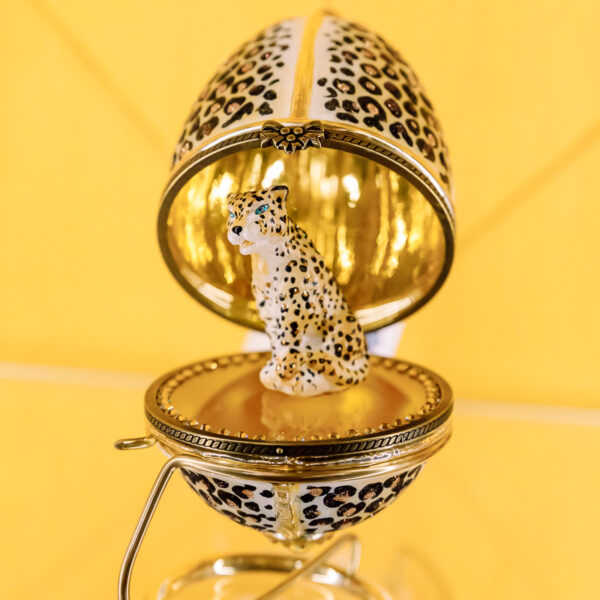 Open egg - Leopard 1k0a7598