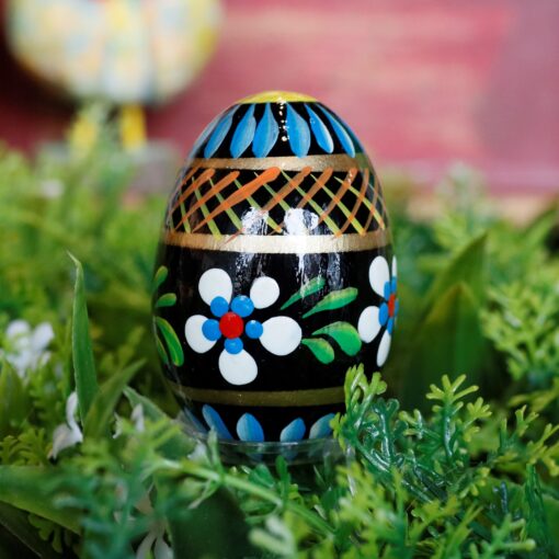 Wooden Easter egg - Flowers on black (Kopia) Mg 2331 scaled