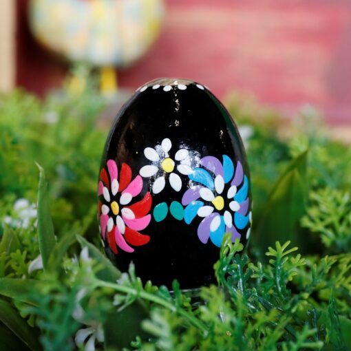 Wooden Easter egg - flowers on black Mg 2363 scaled