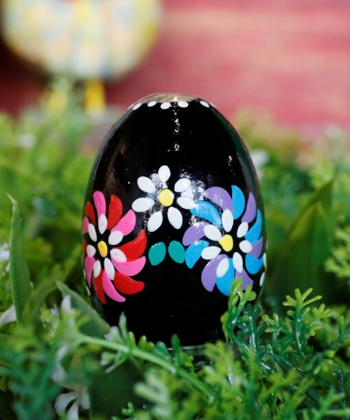Wooden Easter egg - flowers on black  Mg 2363 scaled