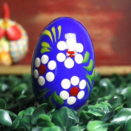 Wooden Easter egg - White flowers on dark blue Mg 6350 scaled