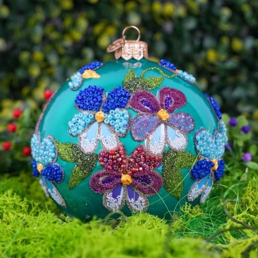 Pansies on iridescent turquoise S6 bombkarnia scenografia 04