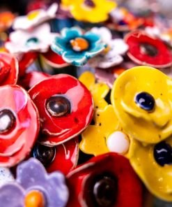 Ceramiczne, drobne kwiatuszki  S8 bombkarnia scenografia 003