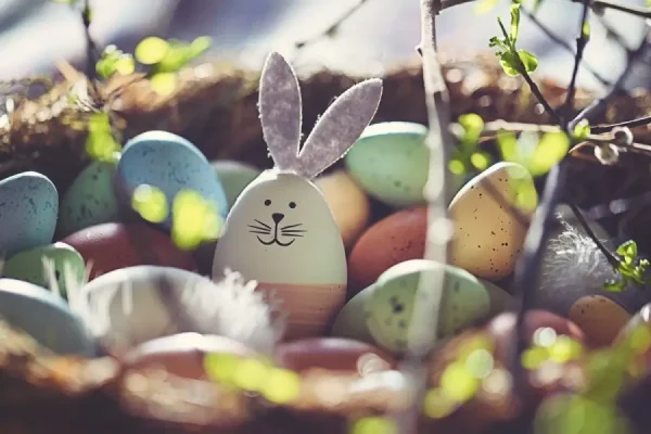 Jak osiągnąć stylowy wygląd wnętrza na Wielkanoc? Jaja wielkanocne 900x600 1