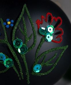 Krakowski haft  - czerwony kwiat z kryształkami na czarnym tle  Bombkarnia1125 043