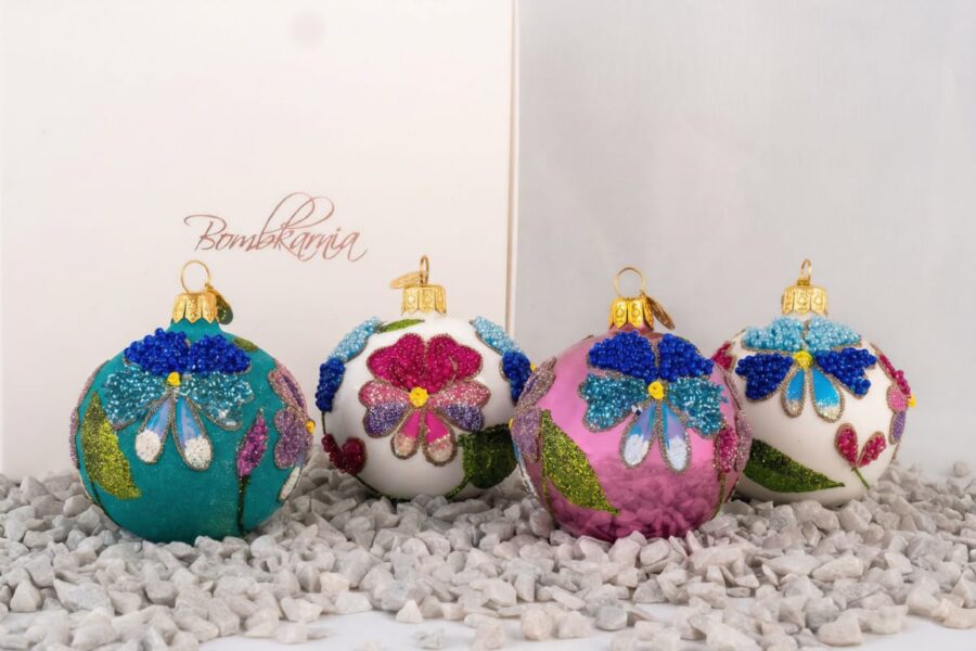 Jak szklane bombki wielkanocne nawiązują do sztuki ludowej?  Bombkarnia b6